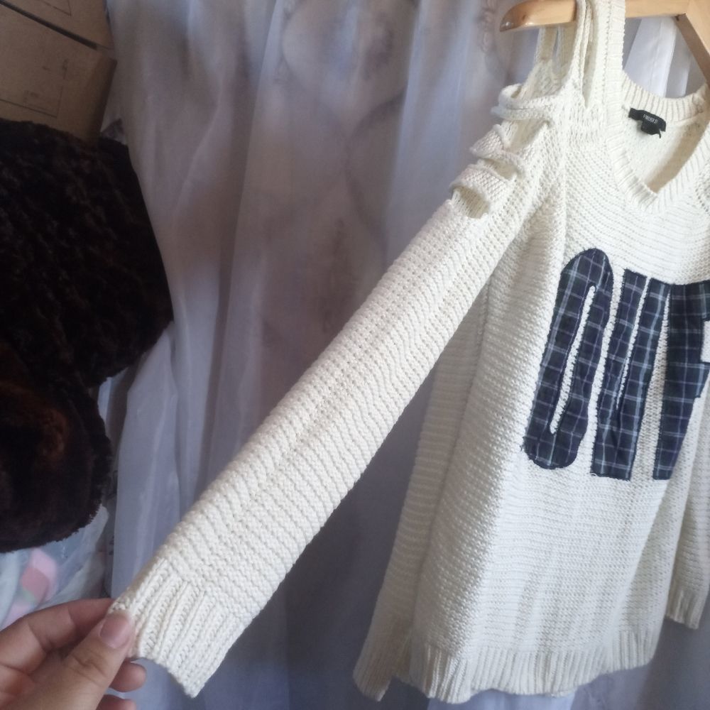 Forever 21 sweater size small ( bag Y ) - Picture 2 of 5